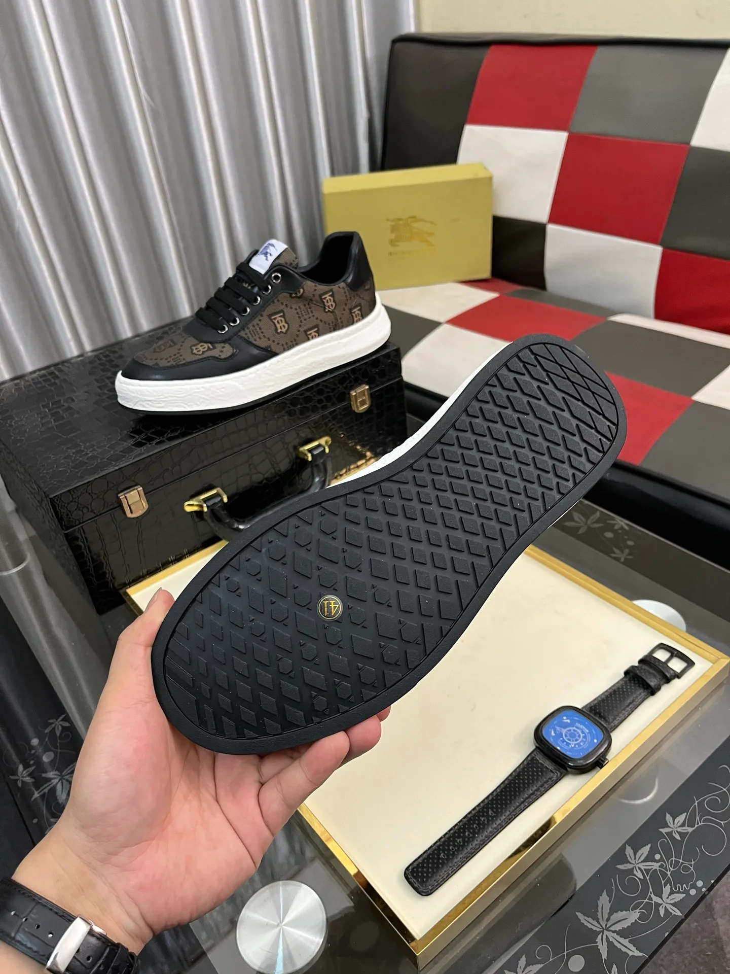 Men's Men's Shoes💰420⌚️⌚️Burberry---Size: 38-44 Burberry men's classic casual shoes! Imported silk cowhide combined with classic plaid fabric, fashionable and British style, imported calfskin lining, super soft and waxy, very comfortable on the feet! 2️⃣colors available